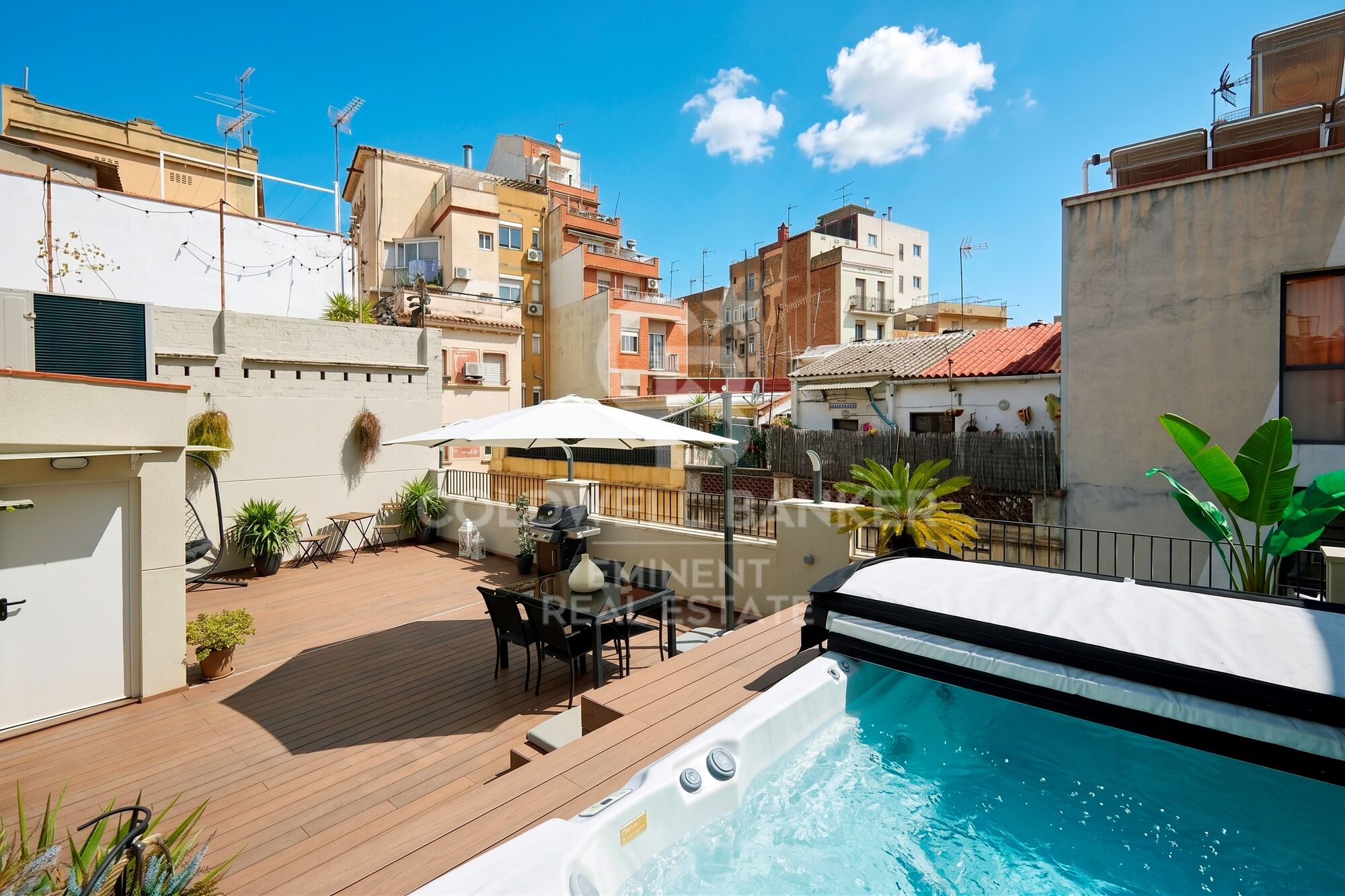 Appartement P1 meublé, neuf avec des finitions soignées, disposant d'une terrasse privée, d'un solarium et d'une piscine commune.