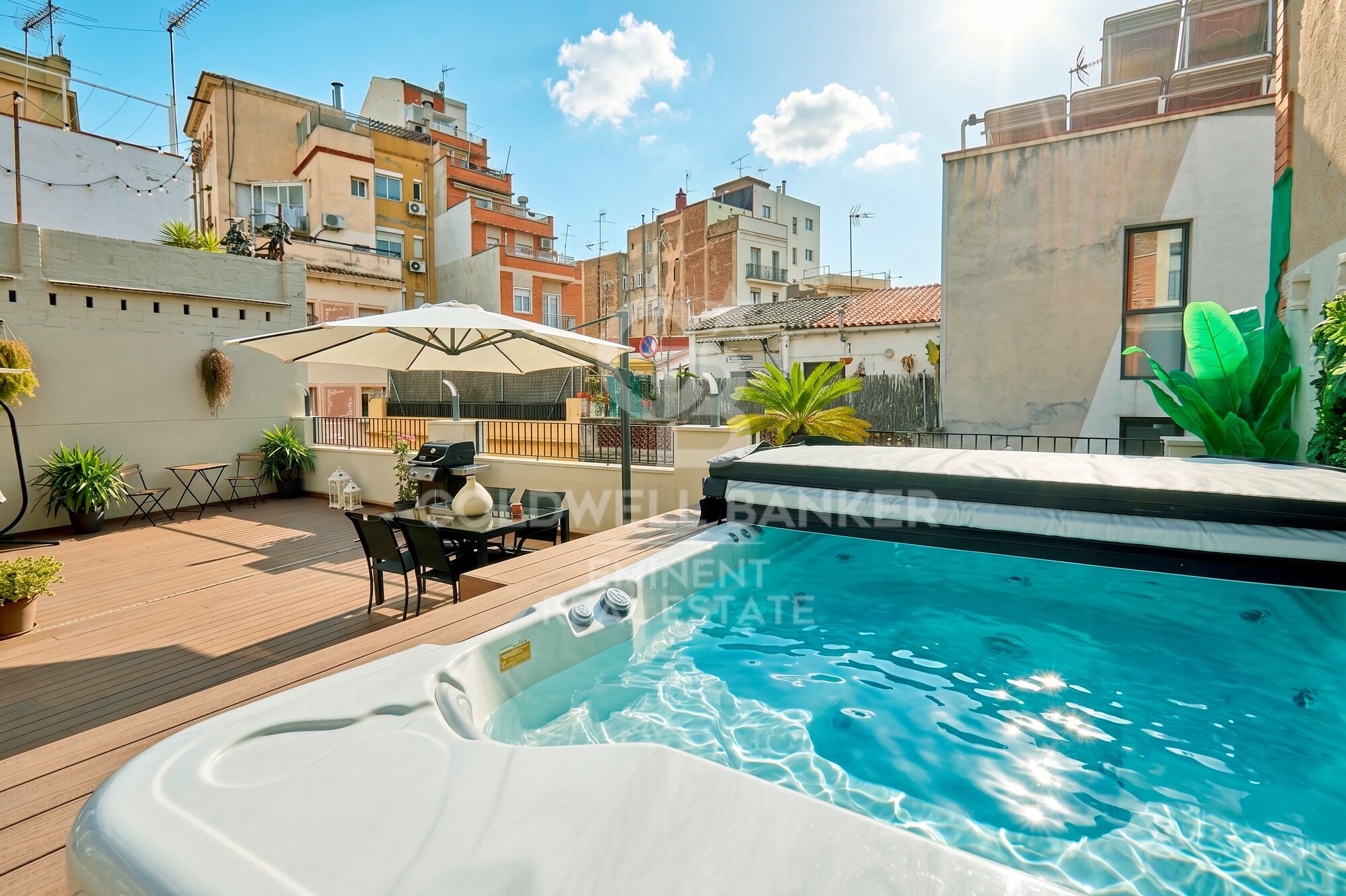 Appartement P1 meublé, neuf avec des finitions soignées, disposant d'une terrasse privée, d'un solarium et d'une piscine commune.