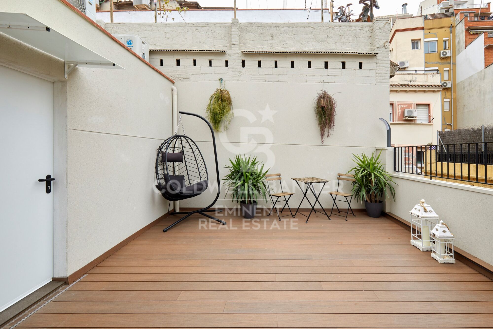 Appartement P1 meublé, neuf avec des finitions soignées, disposant d'une terrasse privée, d'un solarium et d'une piscine commune.