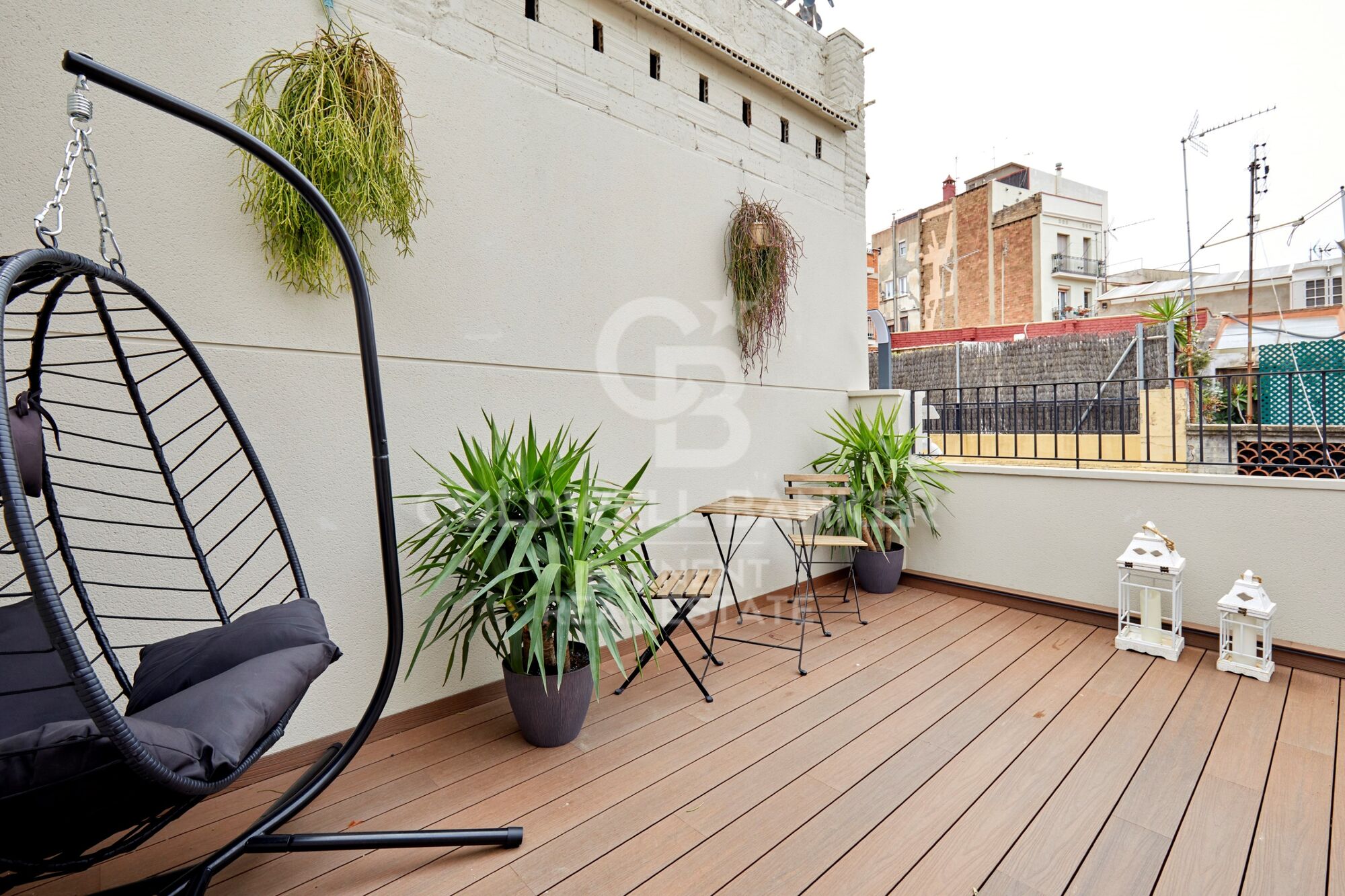 Appartement P1 meublé, neuf avec des finitions soignées, disposant d'une terrasse privée, d'un solarium et d'une piscine commune.
