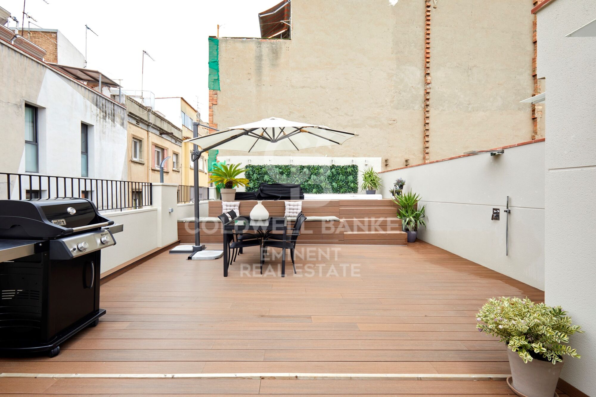 Appartement P1 meublé, neuf avec des finitions soignées, disposant d'une terrasse privée, d'un solarium et d'une piscine commune.