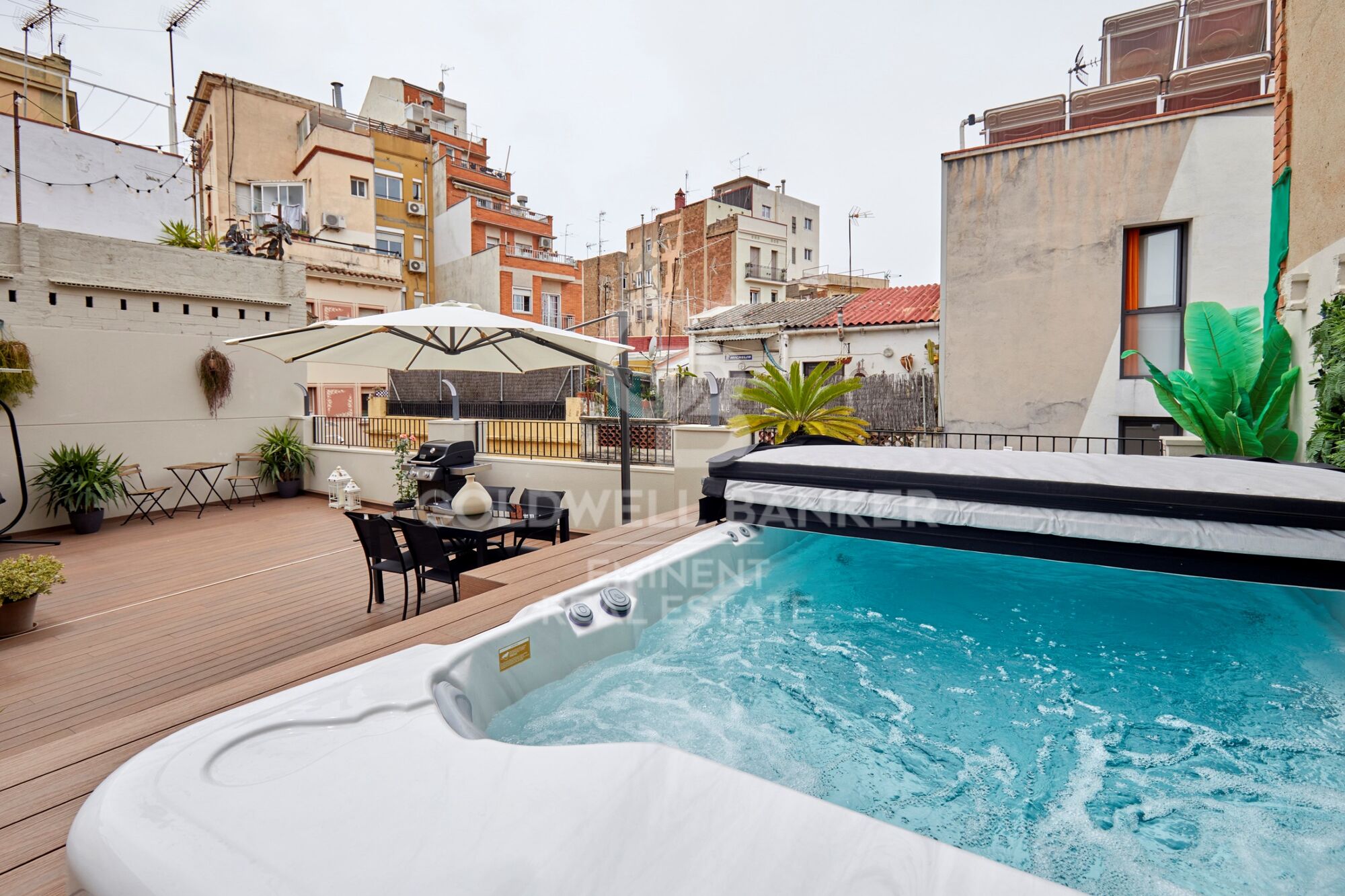 Appartement P1 meublé, neuf avec des finitions soignées, disposant d'une terrasse privée, d'un solarium et d'une piscine commune.