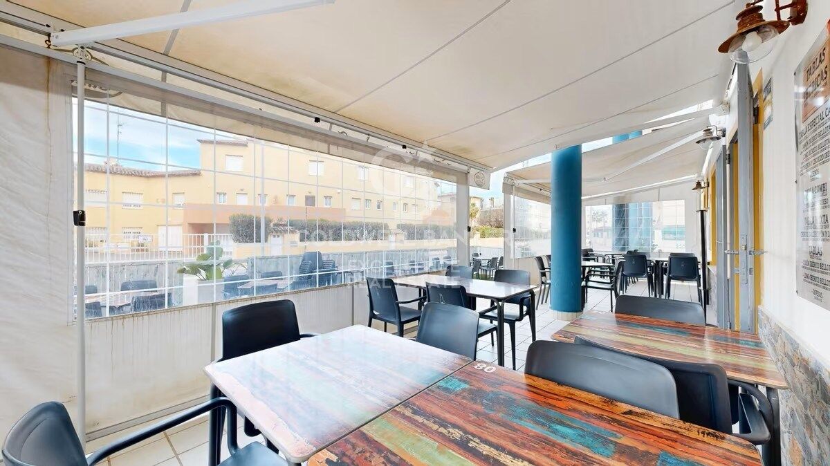 Bar-Restaurante en pleno funcionamiento + Vivienda en planta superior en Oliva Nova