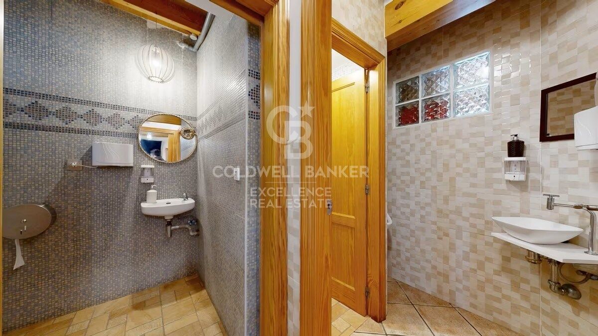 Bar-Restaurante en pleno funcionamiento + Vivienda en planta superior en Oliva Nova