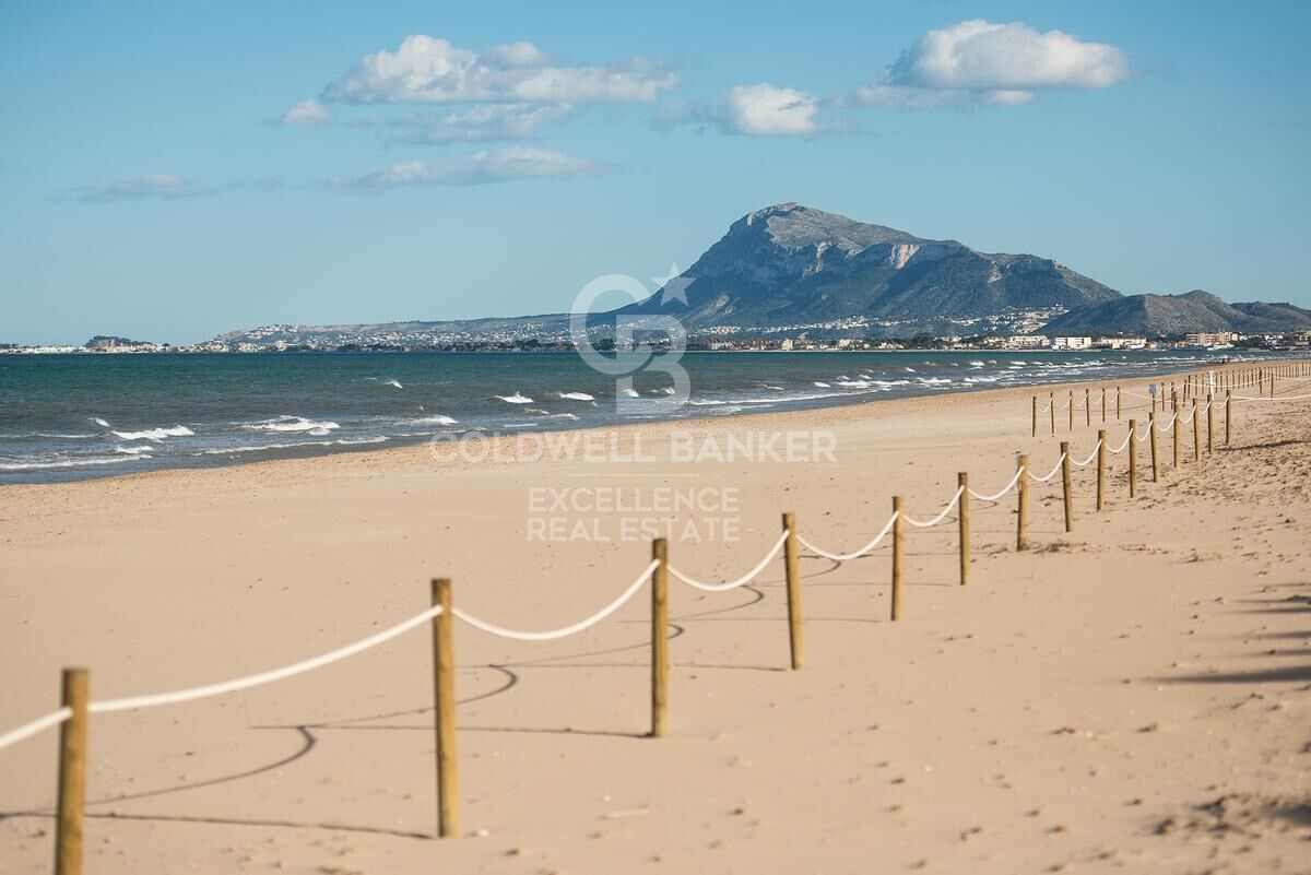 Bar-Restaurante en pleno funcionamiento + Vivienda en planta superior en Oliva Nova