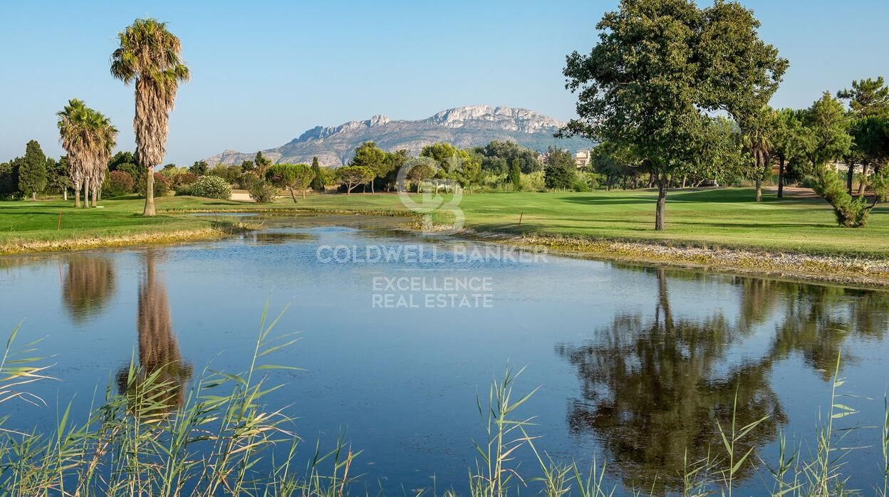 Investissement à Haut Rendement : Bar-Restaurant en Pleine Activité à Seulement 50 Mètres de la Plage d'Oliva Nova, dans l'un des Quartiers les Plus Exclusifs de la Costa Blanca