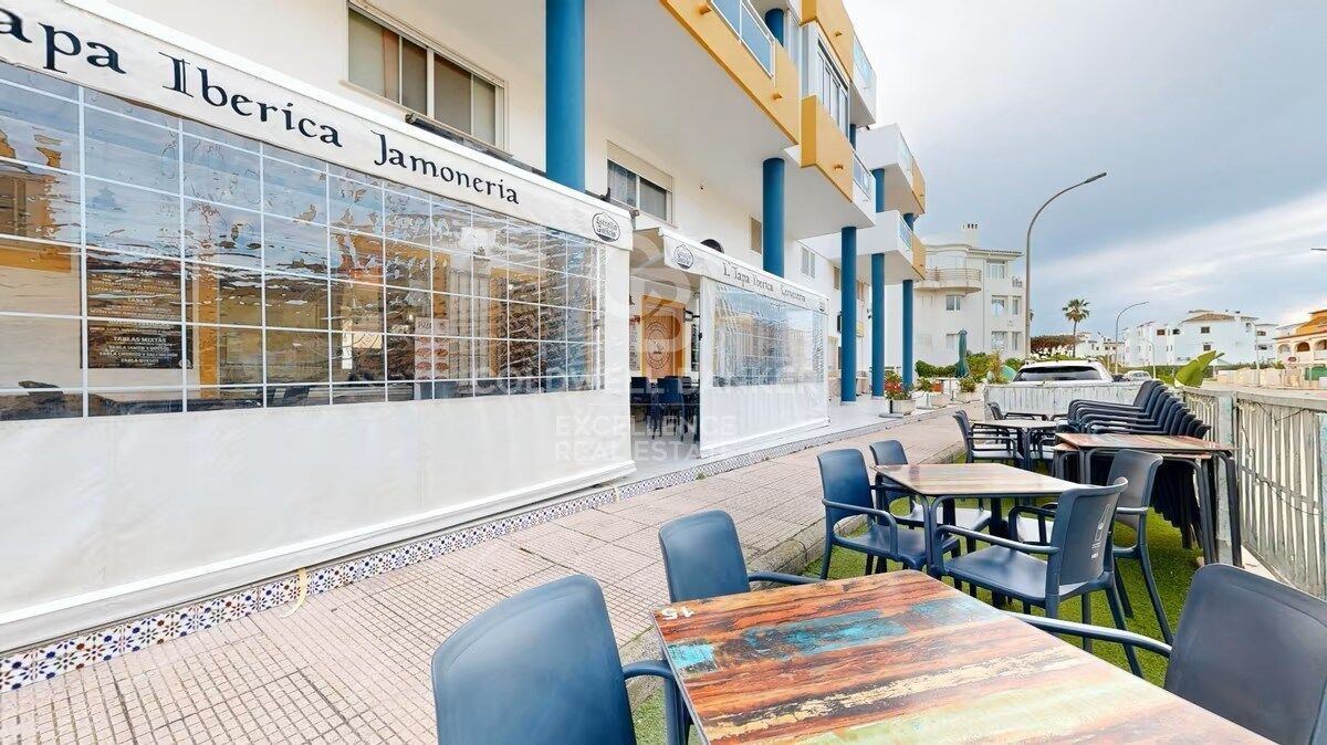 Investissement à Haut Rendement : Bar-Restaurant en Pleine Activité à Seulement 50 Mètres de la Plage d'Oliva Nova, dans l'un des Quartiers les Plus Exclusifs de la Costa Blanca