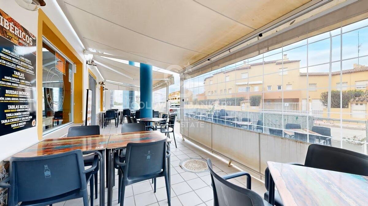 Investissement à Haut Rendement : Bar-Restaurant en Pleine Activité à Seulement 50 Mètres de la Plage d'Oliva Nova, dans l'un des Quartiers les Plus Exclusifs de la Costa Blanca
