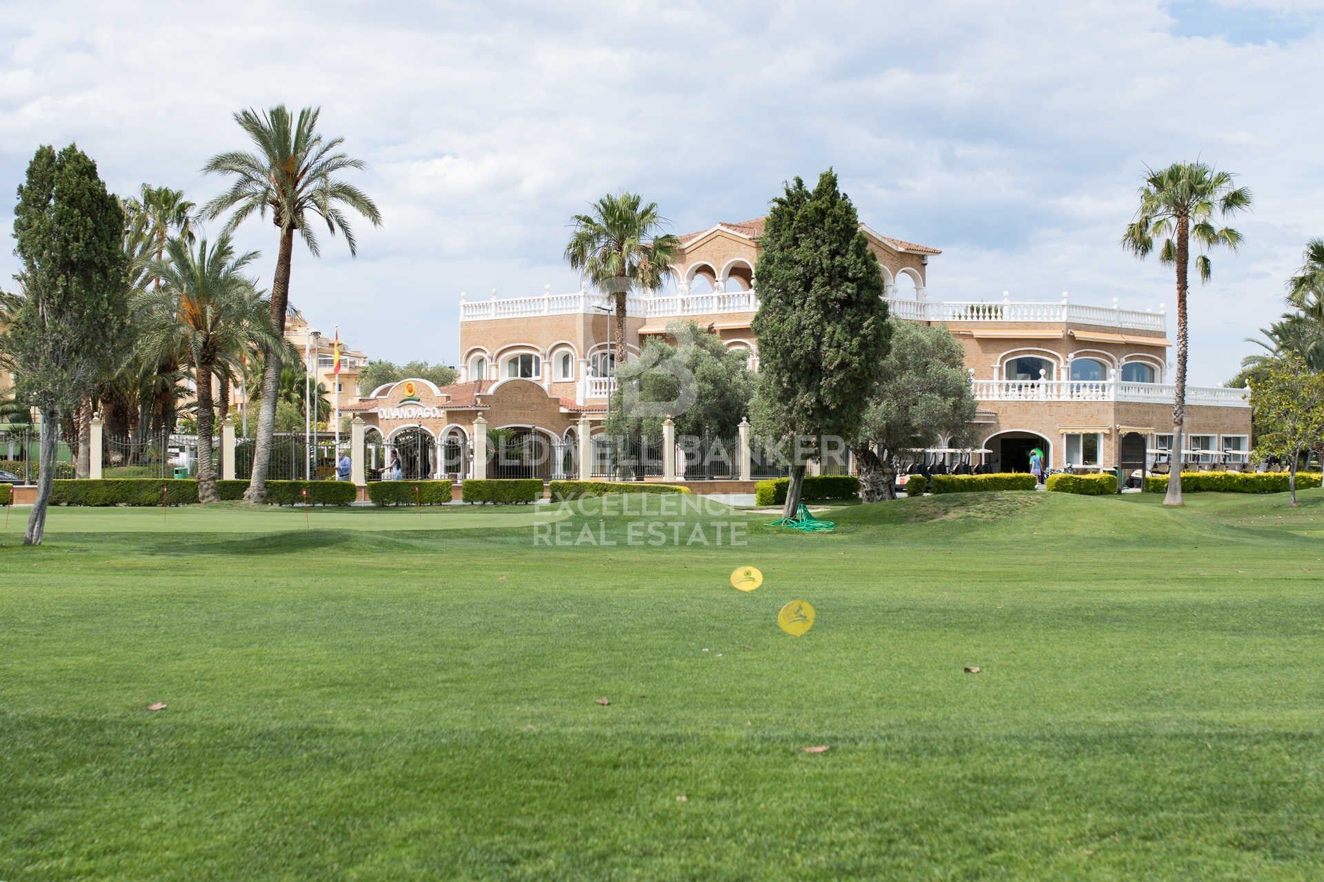 Investissement à Haut Rendement : Bar-Restaurant en Pleine Activité à Seulement 50 Mètres de la Plage d'Oliva Nova, dans l'un des Quartiers les Plus Exclusifs de la Costa Blanca