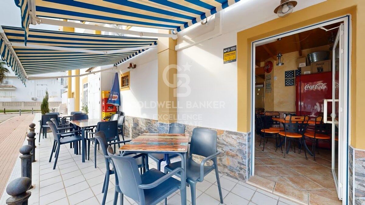 Investissement à Haut Rendement : Bar-Restaurant en Pleine Activité à Seulement 50 Mètres de la Plage d'Oliva Nova, dans l'un des Quartiers les Plus Exclusifs de la Costa Blanca