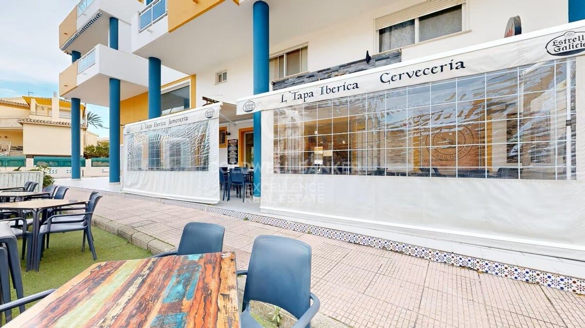Investissement à Haut Rendement : Bar-Restaurant en Pleine Activité à Seulement 50 Mètres de la Plage d'Oliva Nova, dans l'un des Quartiers les Plus Exclusifs de la Costa Blanca