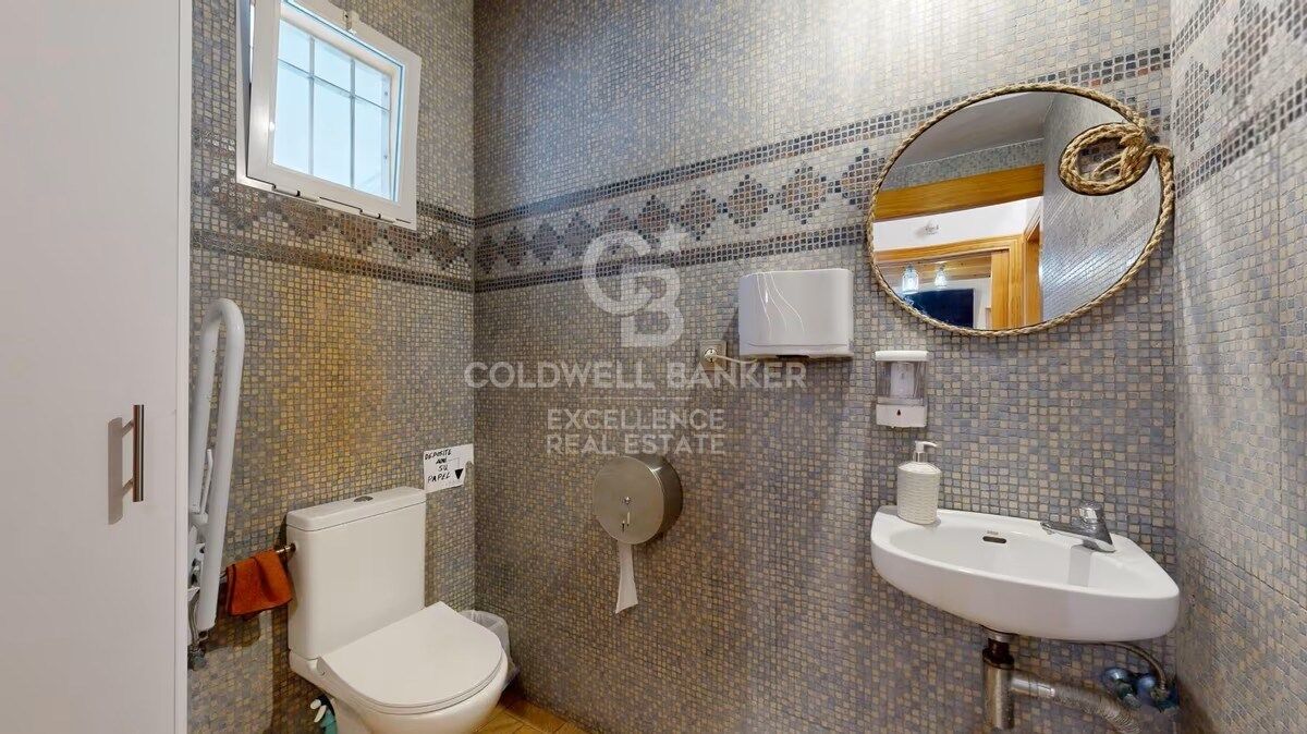 Investissement à Haut Rendement : Bar-Restaurant en Pleine Activité à Seulement 50 Mètres de la Plage d'Oliva Nova, dans l'un des Quartiers les Plus Exclusifs de la Costa Blanca