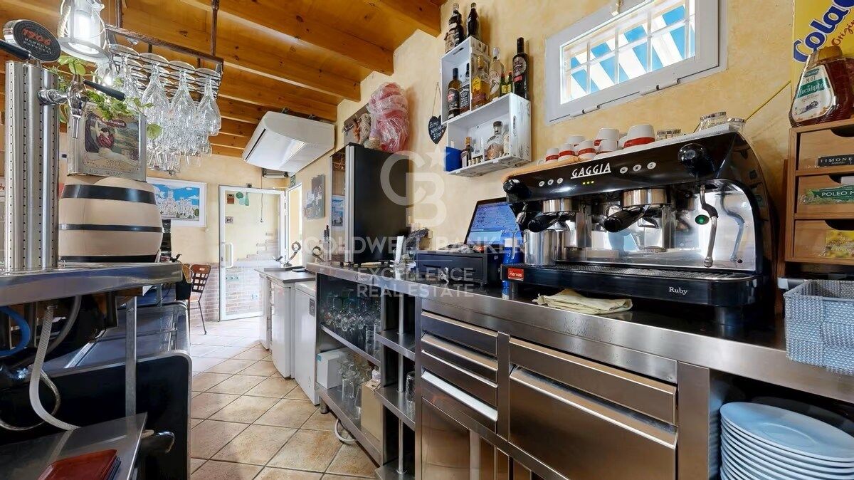 Bar-Restaurant in full operation + Apartment on the top floor in Oliva Nova