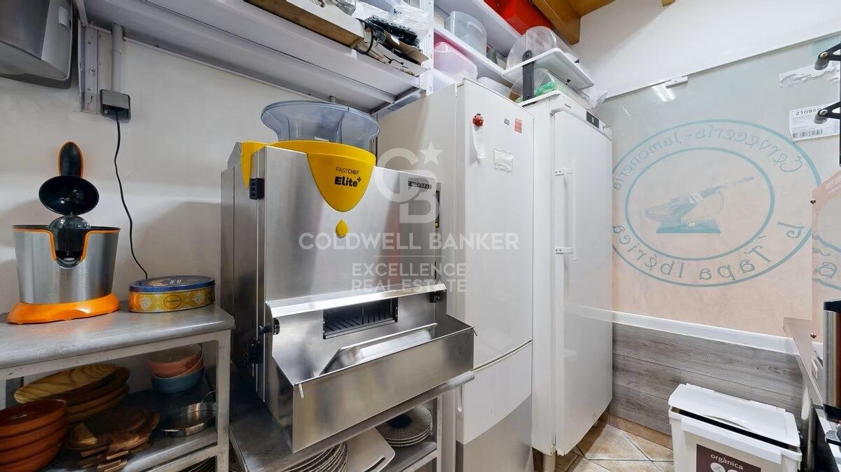 Bar-Restaurante en pleno funcionamiento + Vivienda en planta superior en Oliva Nova