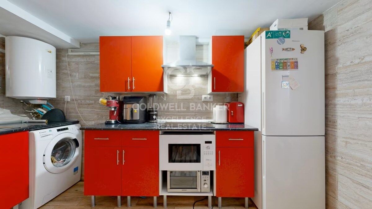 Bar-Restaurante en pleno funcionamiento + Vivienda en planta superior en Oliva Nova