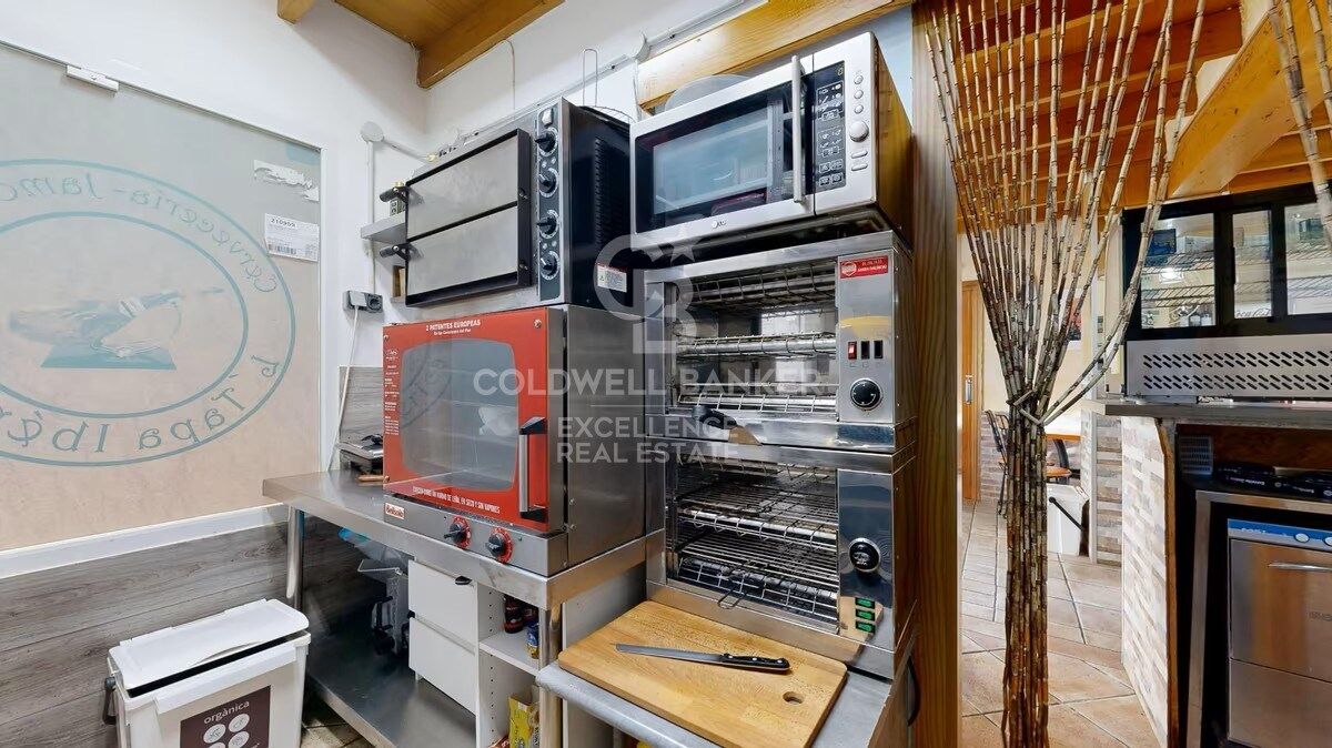 Bar-Restaurante en pleno funcionamiento + Vivienda en planta superior en Oliva Nova