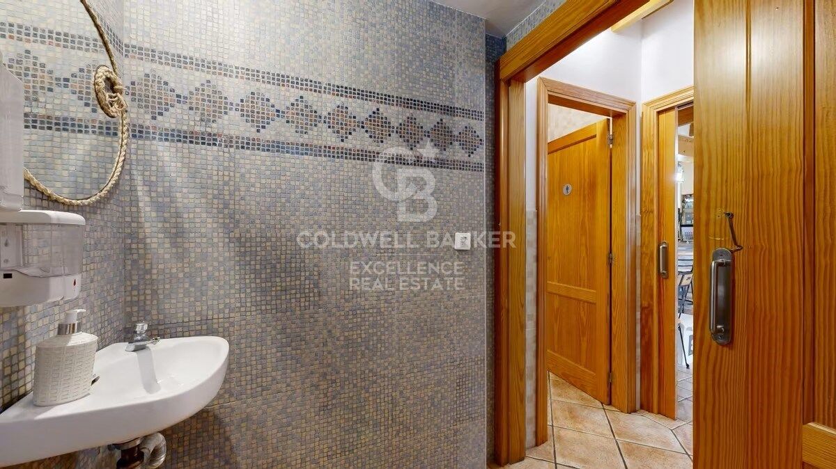 Bar-Restaurante en pleno funcionamiento + Vivienda en planta superior en Oliva Nova