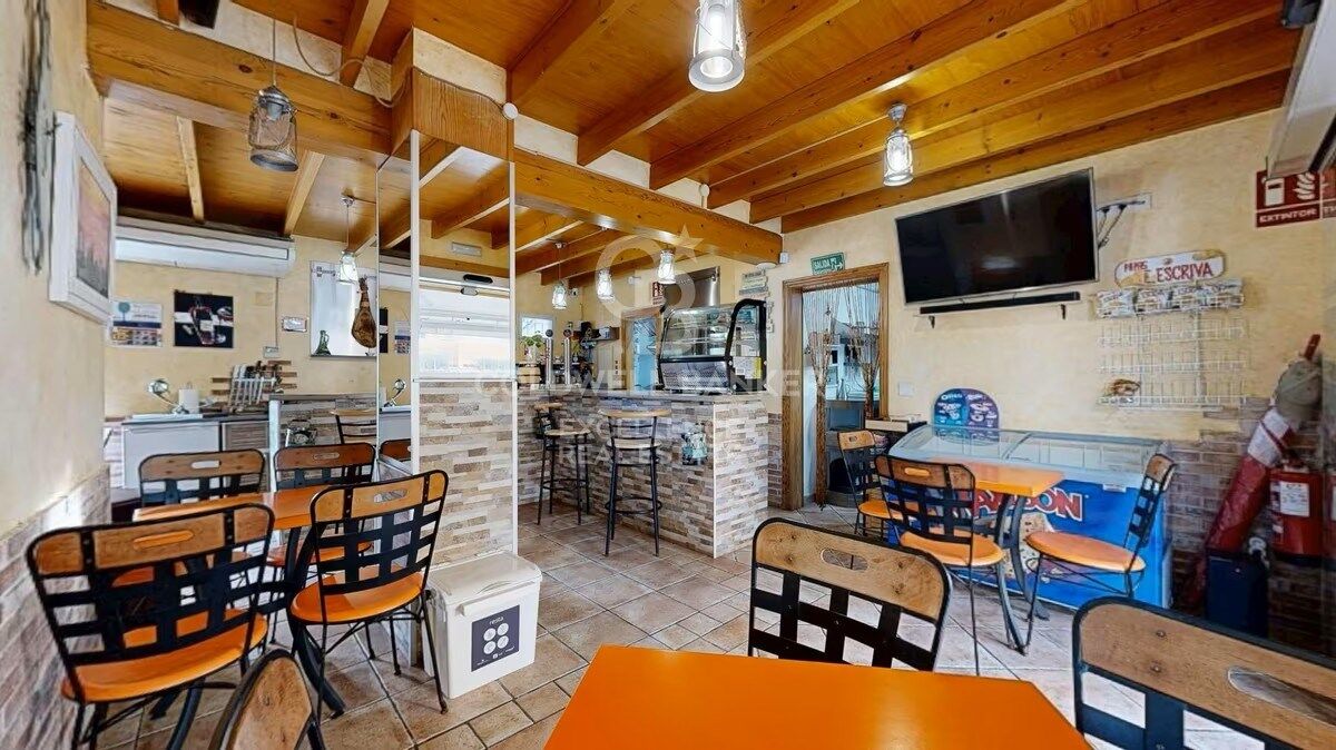 Bar-Restaurante en pleno funcionamiento + Vivienda en planta superior en Oliva Nova