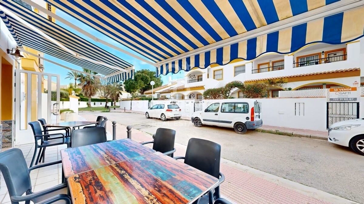 Bar-Restaurante en pleno funcionamiento + Vivienda en planta superior en Oliva Nova