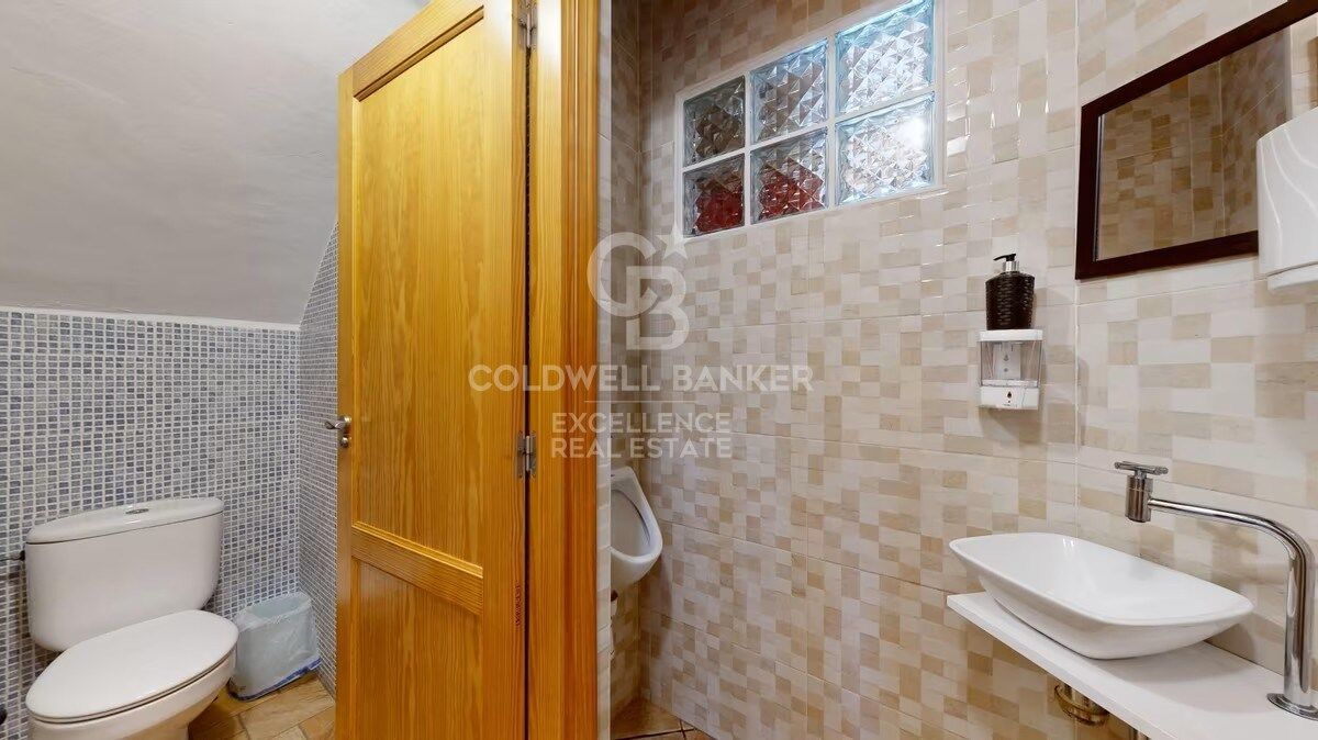 Bar-Restaurante en pleno funcionamiento + Vivienda en planta superior en Oliva Nova