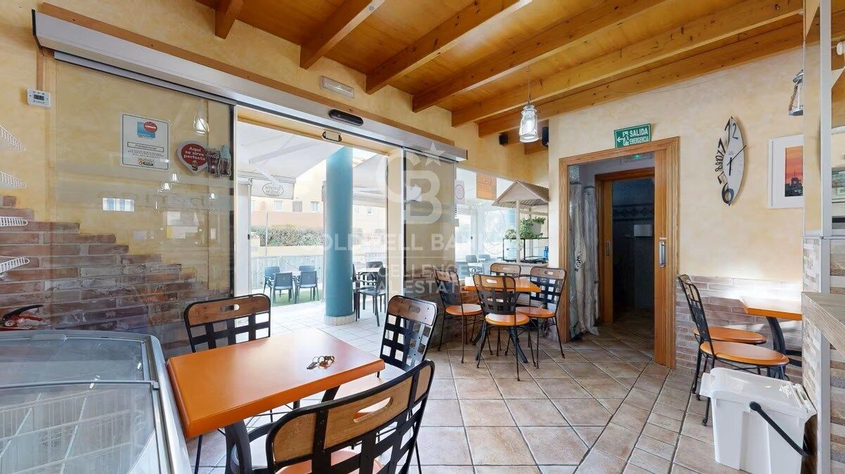 Bar-Restaurante en pleno funcionamiento + Vivienda en planta superior en Oliva Nova