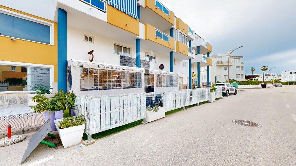 Bar-Restaurante en pleno funcionamiento + Vivienda en planta superior en Oliva Nova