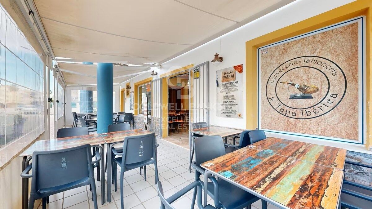 Oportunidad de negocio en Oliva Nova: bar-restaurante con vivienda a pasos de la playa.