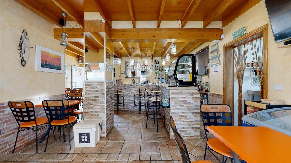 Business opportunity in Oliva Nova: bar-restaurant with residence just steps from the beach.