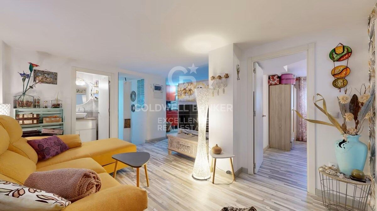 Business opportunity in Oliva Nova: bar-restaurant with residence just steps from the beach.