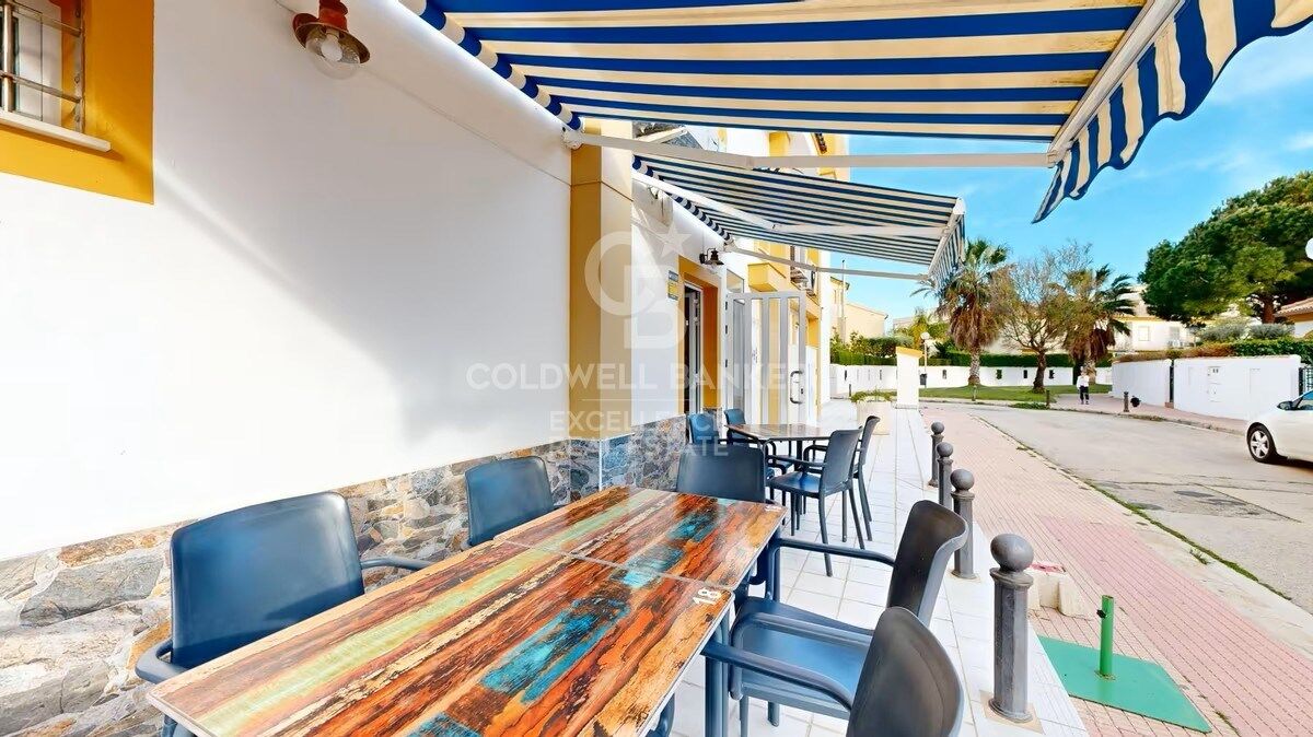 Business opportunity in Oliva Nova: bar-restaurant with residence just steps from the beach.