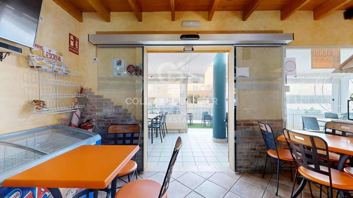 Business opportunity in Oliva Nova: bar-restaurant with residence just steps from the beach.