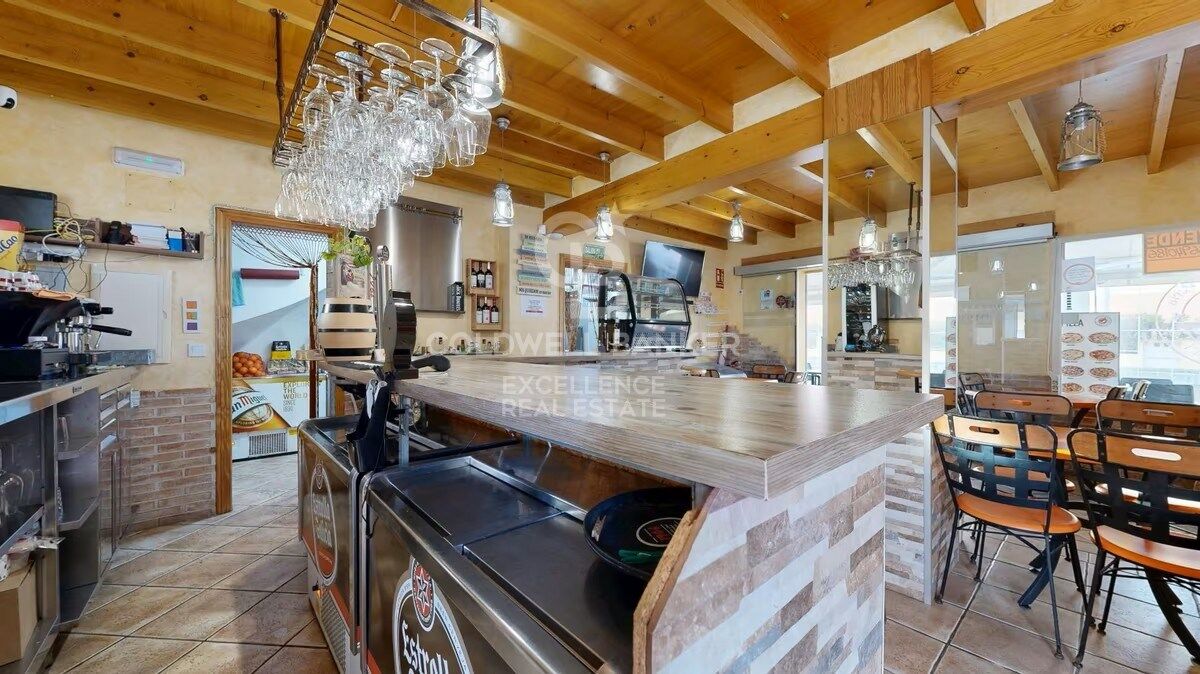 Business opportunity in Oliva Nova: bar-restaurant with residence just steps from the beach.