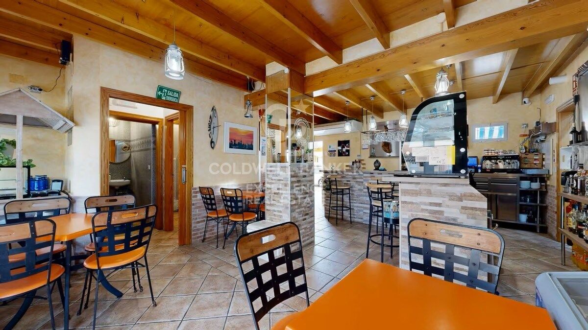 Business opportunity in Oliva Nova: bar-restaurant with residence just steps from the beach.