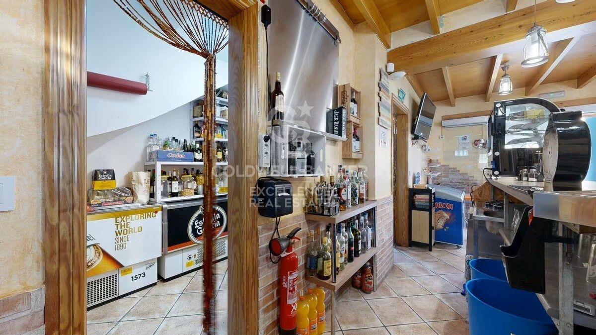 Business opportunity in Oliva Nova: bar-restaurant with residence just steps from the beach.