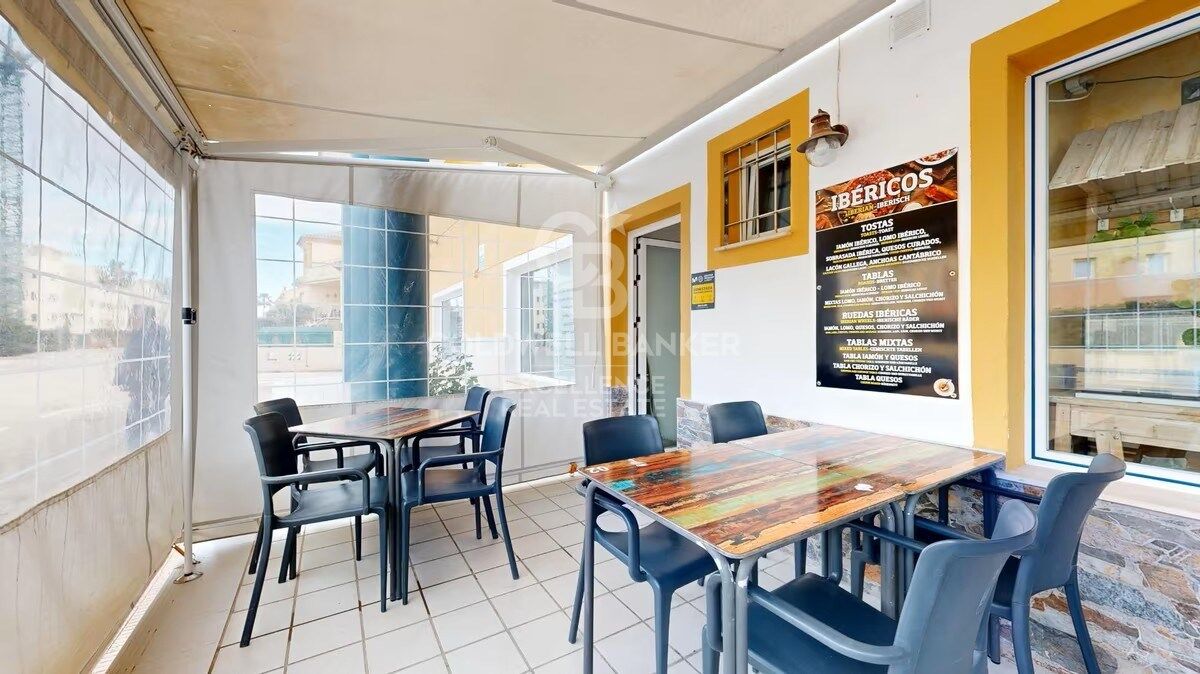 Business opportunity in Oliva Nova: bar-restaurant with residence just steps from the beach.