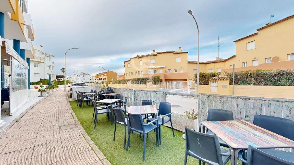 Business opportunity in Oliva Nova: bar-restaurant with residence just steps from the beach.