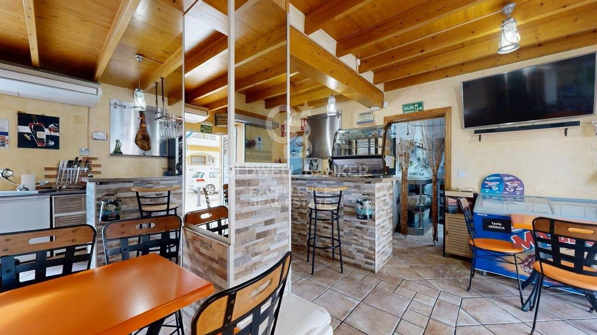Business opportunity in Oliva Nova: bar-restaurant with residence just steps from the beach.