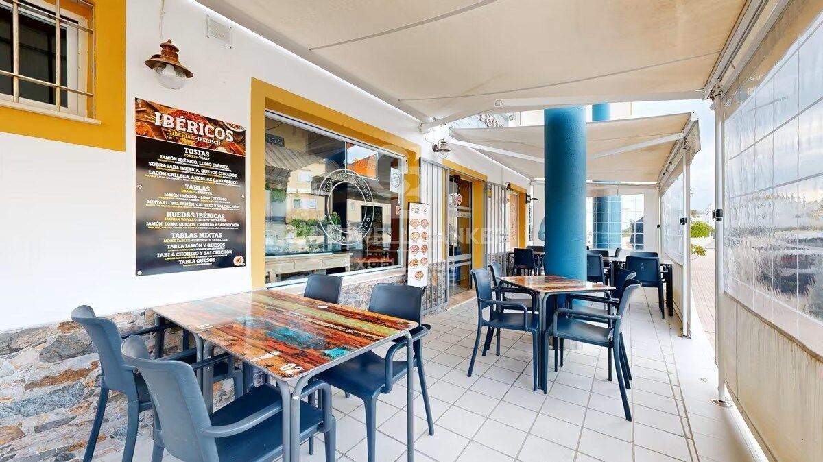 Opportunité d'affaires à Oliva Nova : bar-restaurant avec logement à deux pas de la plage