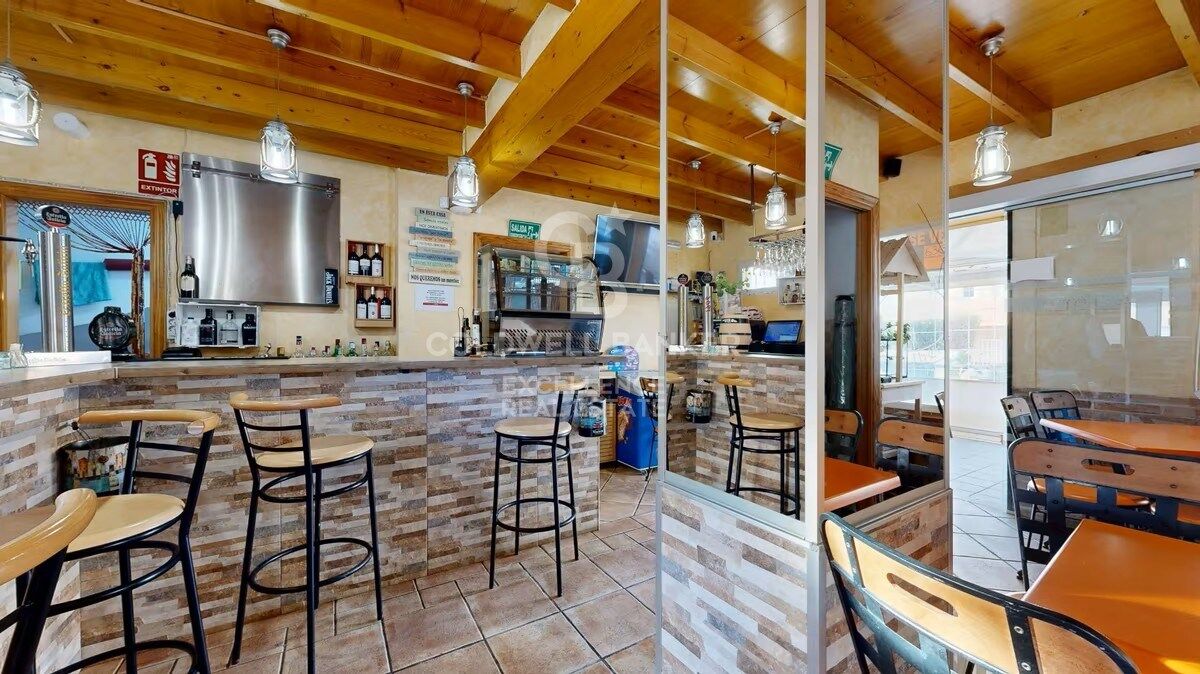 Opportunité d'affaires à Oliva Nova : bar-restaurant avec logement à deux pas de la plage