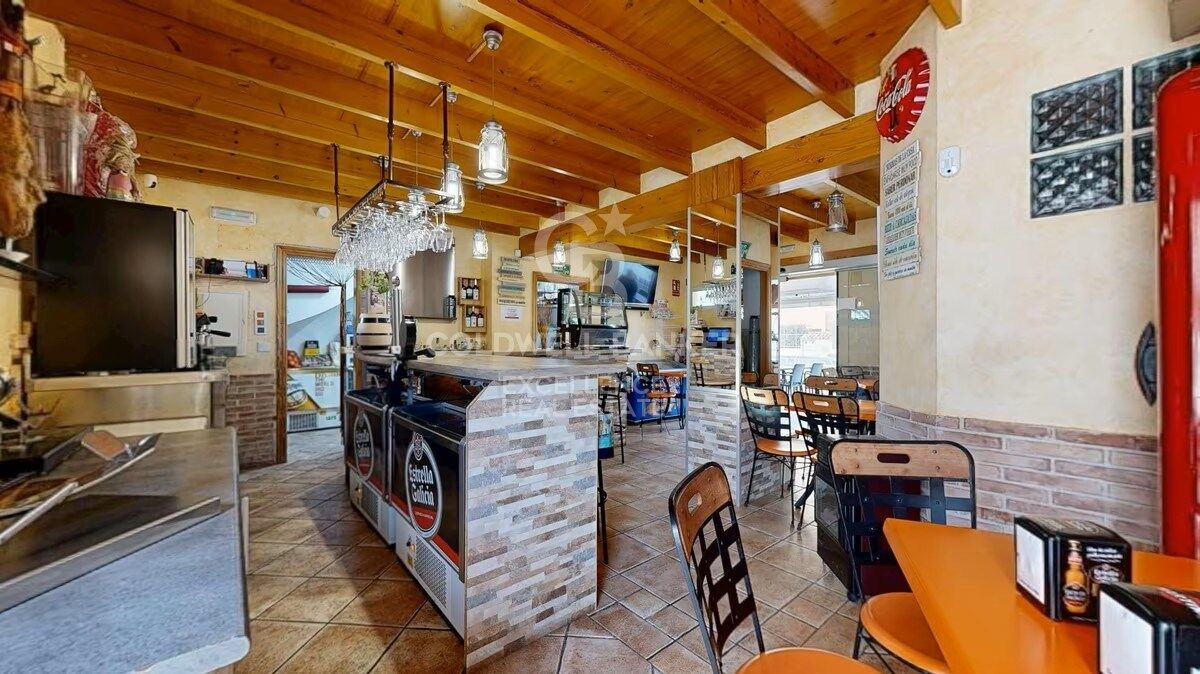 Opportunité d'affaires à Oliva Nova : bar-restaurant avec logement à deux pas de la plage