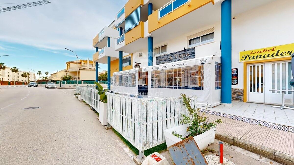 Geschäftsmöglichkeit in Oliva Nova: Bar-Restaurant mit Wohnung nur wenige Schritte vom Strand entfernt