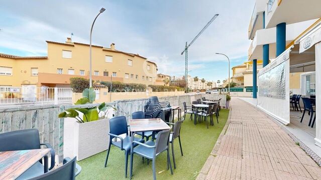 Investissement à Haut Rendement : Bar-Restaurant en Pleine Activité à Seulement 50 Mètres de la Plage d'Oliva Nova, dans l'un des Quartiers les Plus Exclusifs de la Costa Blanca