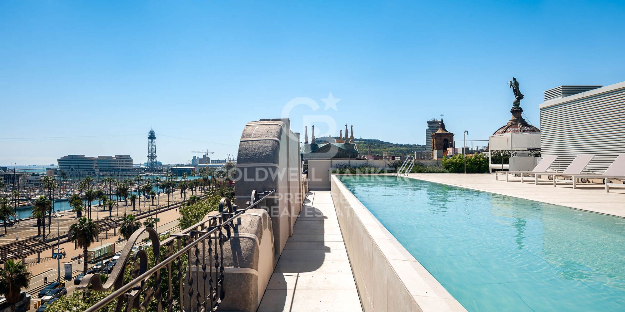 Ultimas Unidades frente el Puerto de Barcelona