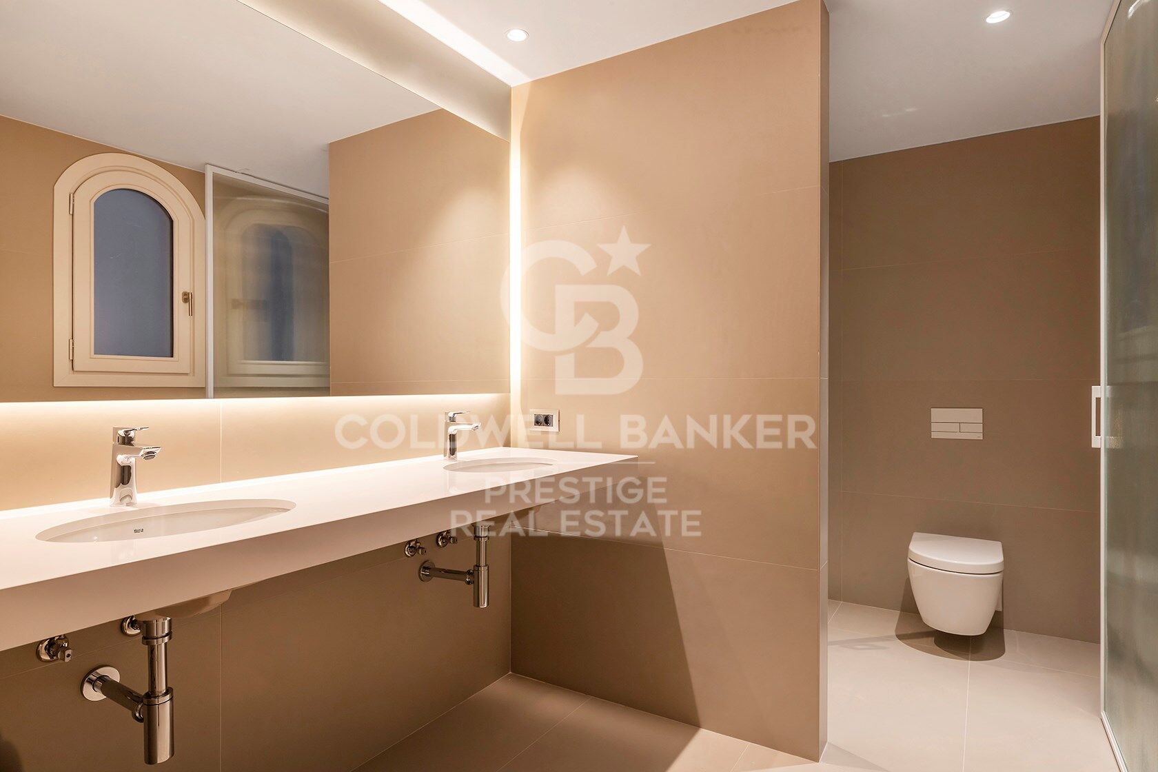 Apartamento de lujo frente al Puerto de Barcelona con piscina comunitaria