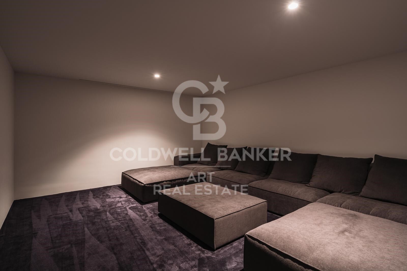 Contemporary luxury villa with panoramic views on frontline golf in La Alqueria