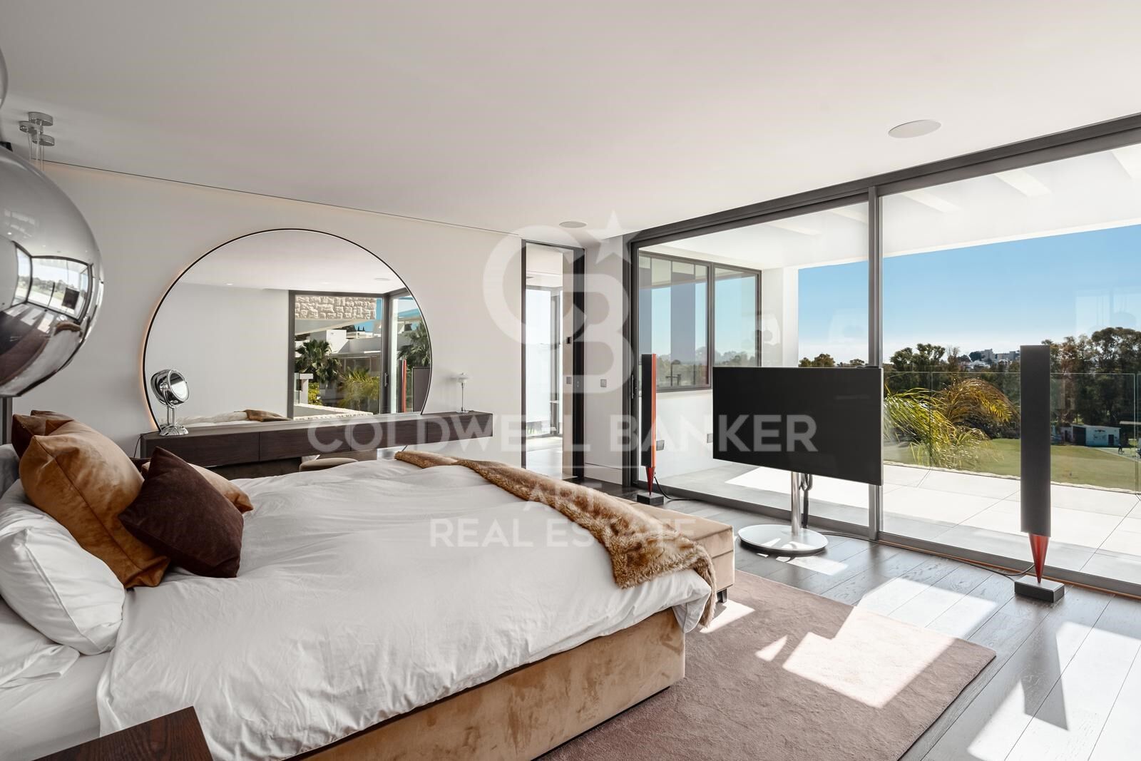 Contemporary luxury villa with panoramic views on frontline golf in La Alqueria