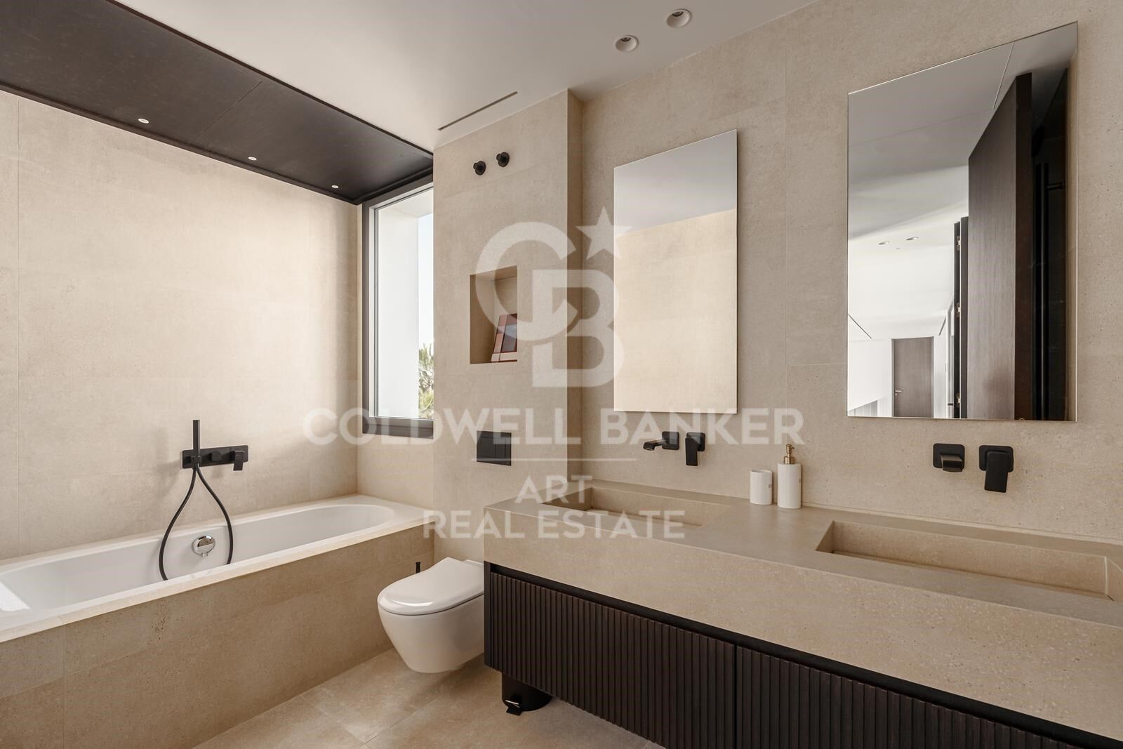 Contemporary luxury villa with panoramic views on frontline golf in La Alqueria
