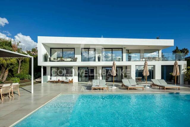 Modern frontline golf villa in the heart of Nueva Andalucía