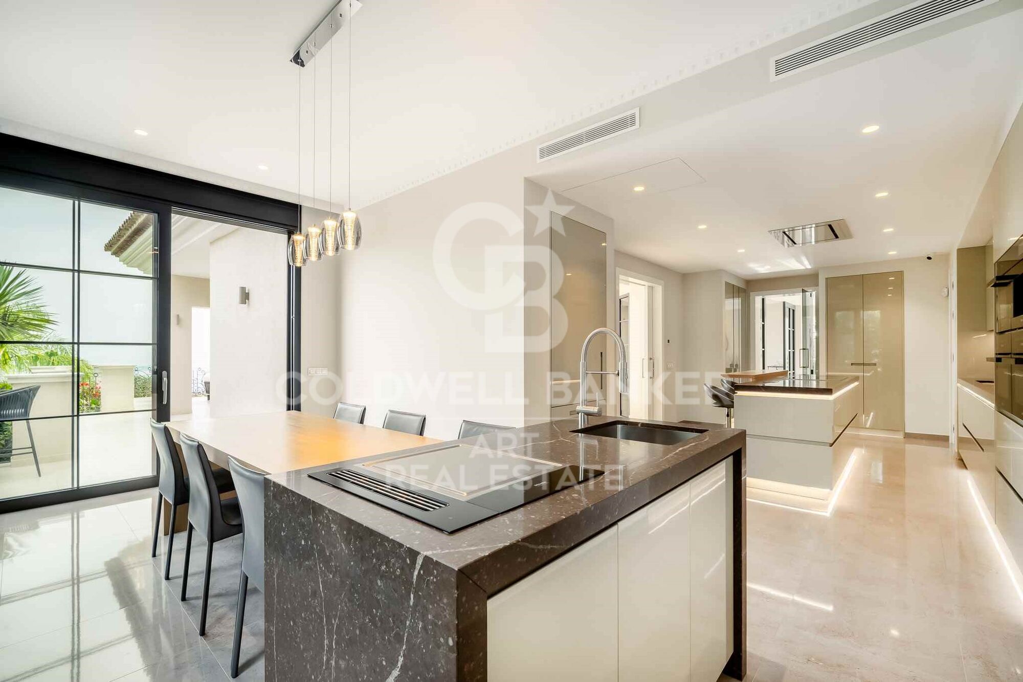 Élégante villa méditerranéenne avec vue sur mer dans l'exclusive Sierra Blanca, Marbella