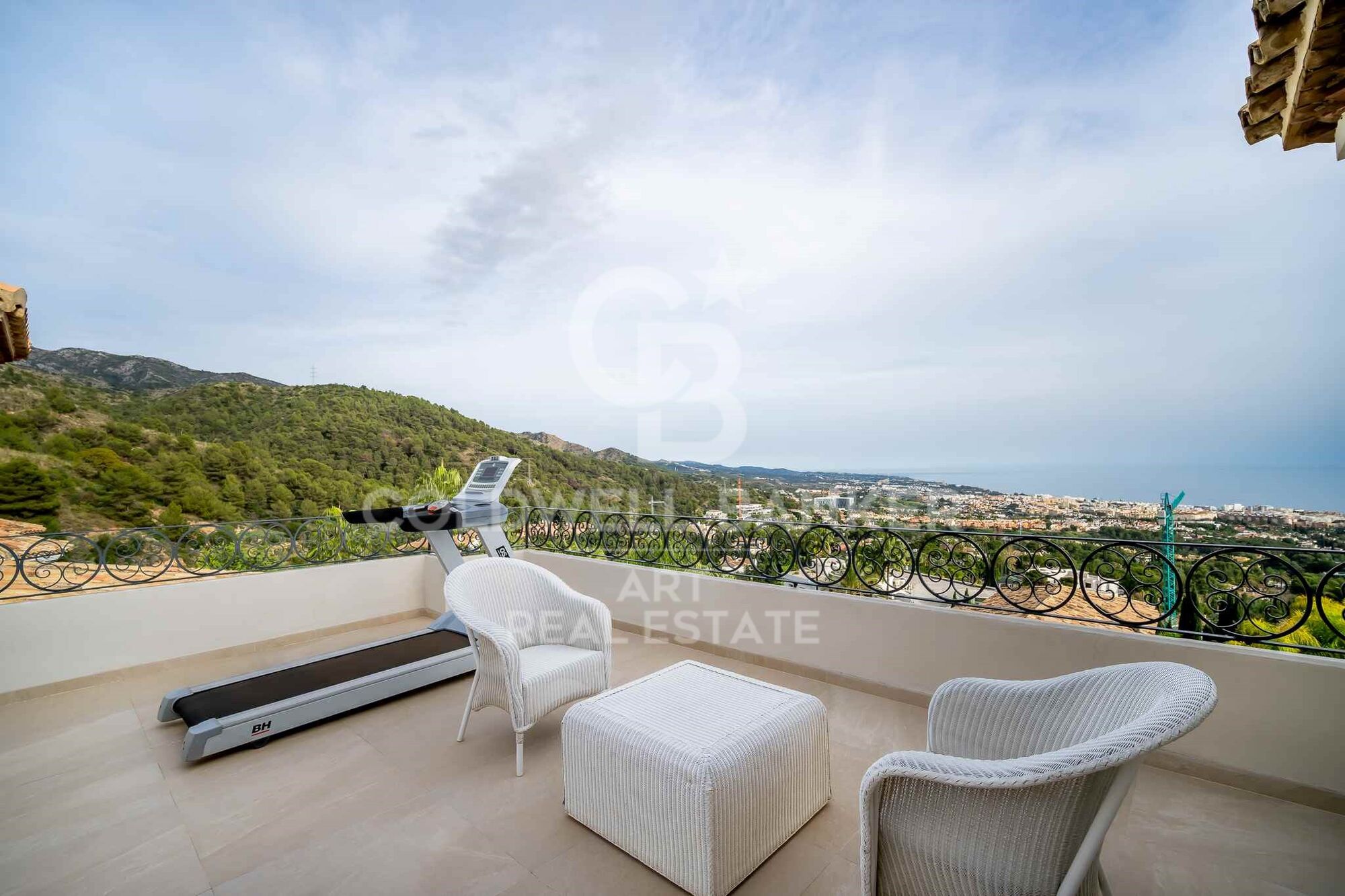 Elegante villa mediterránea con vistas panorámicas al mar en la exclusiva Sierra Blanca, Marbella